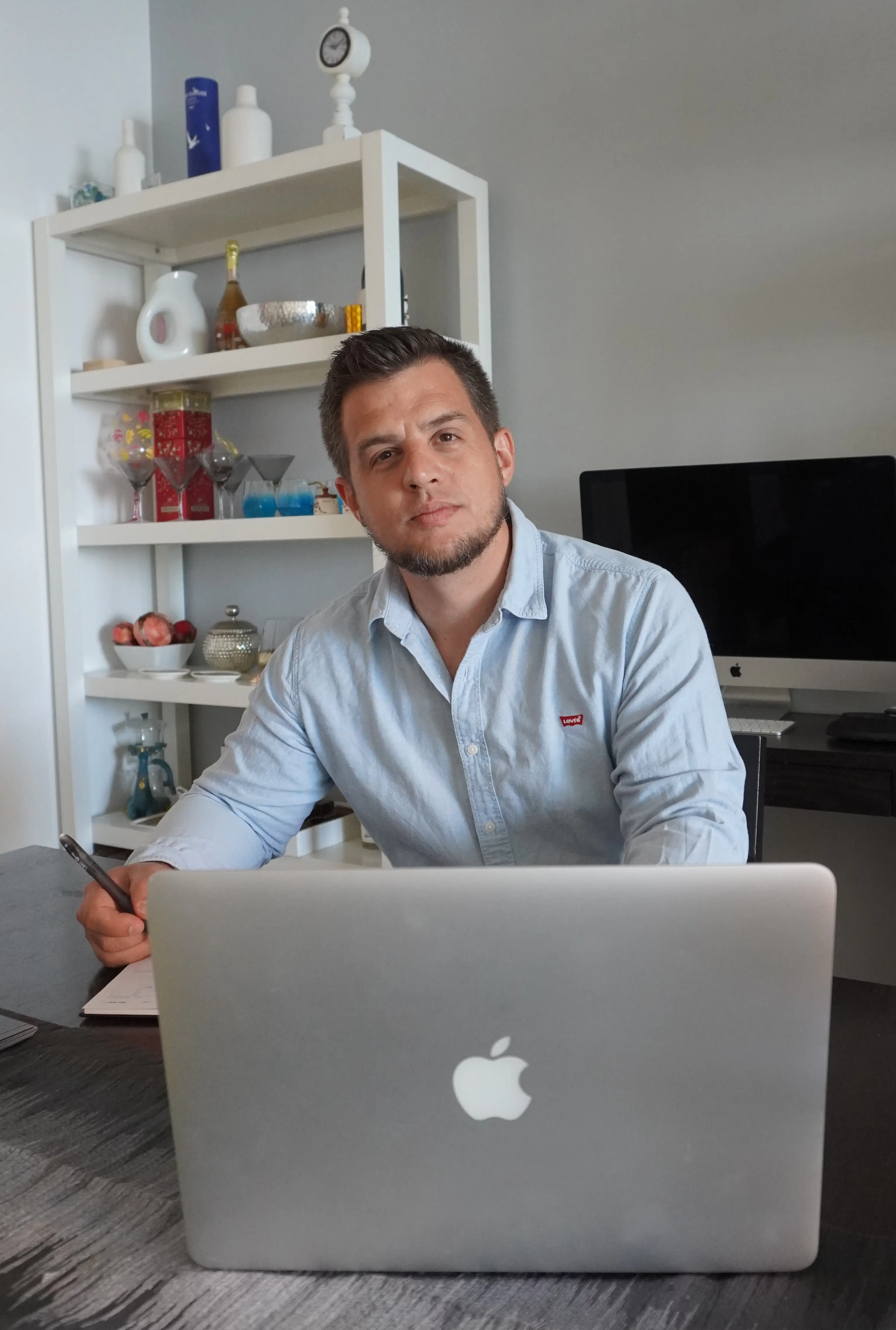 Gustavo Sosa, ingeniero fundador de Huma Technology, en su oficina