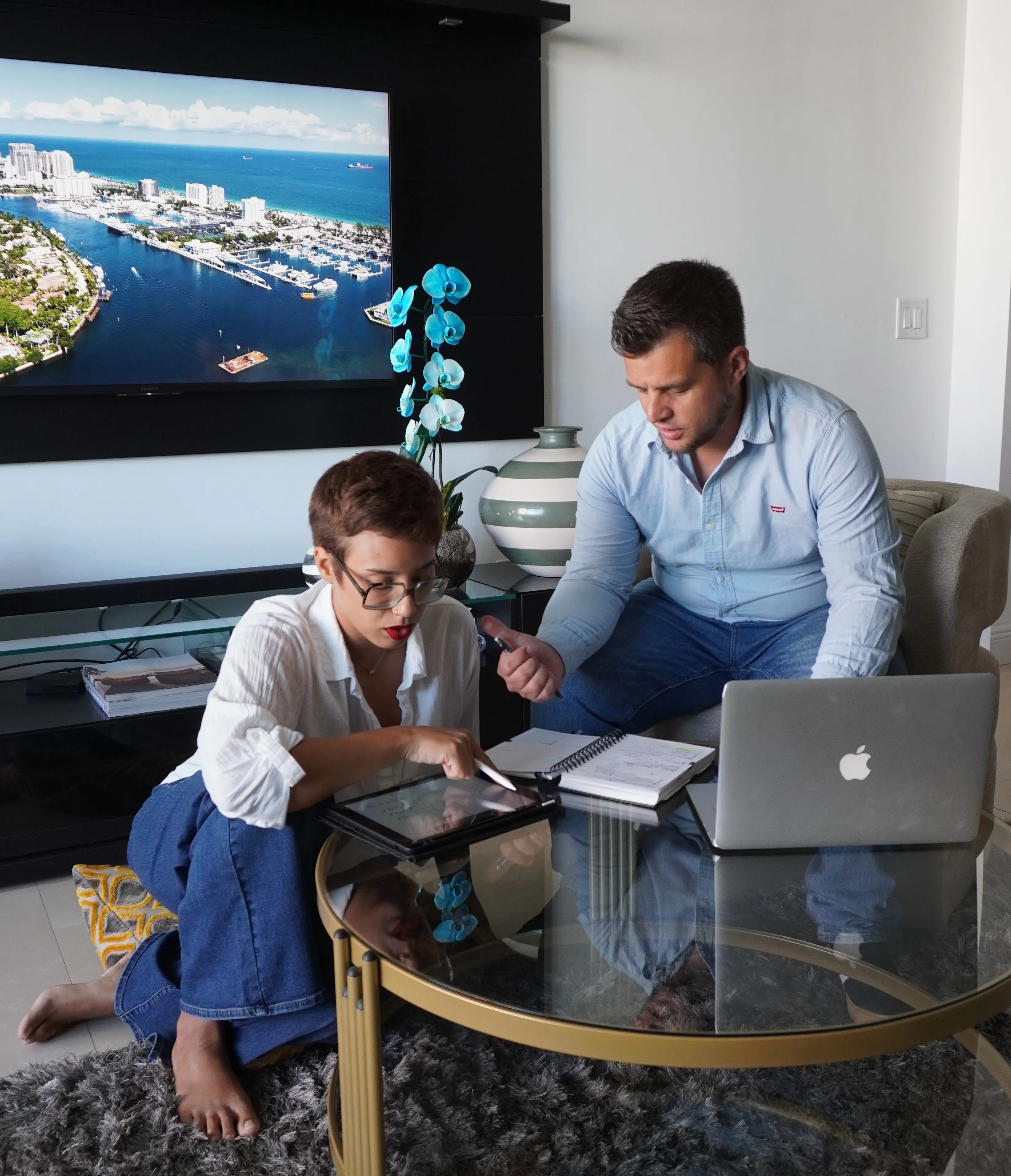 Gustavo Sosa revisando en persona el AI Opportunity Map con un cliente, con vista a la bahía de Miami